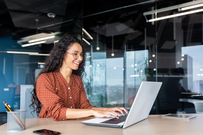 Woman sitting in front of a Laptop.